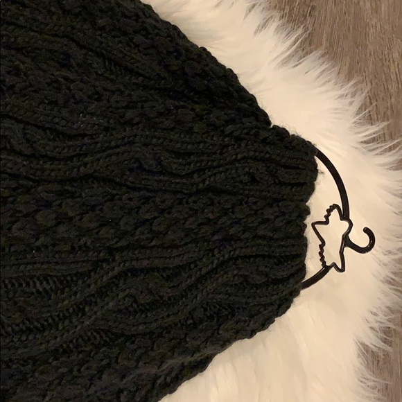 Black Fox Scarf - Picture 3 of 4